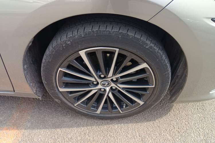 Used Lexus ES 2022 300h Deluxe Edition
