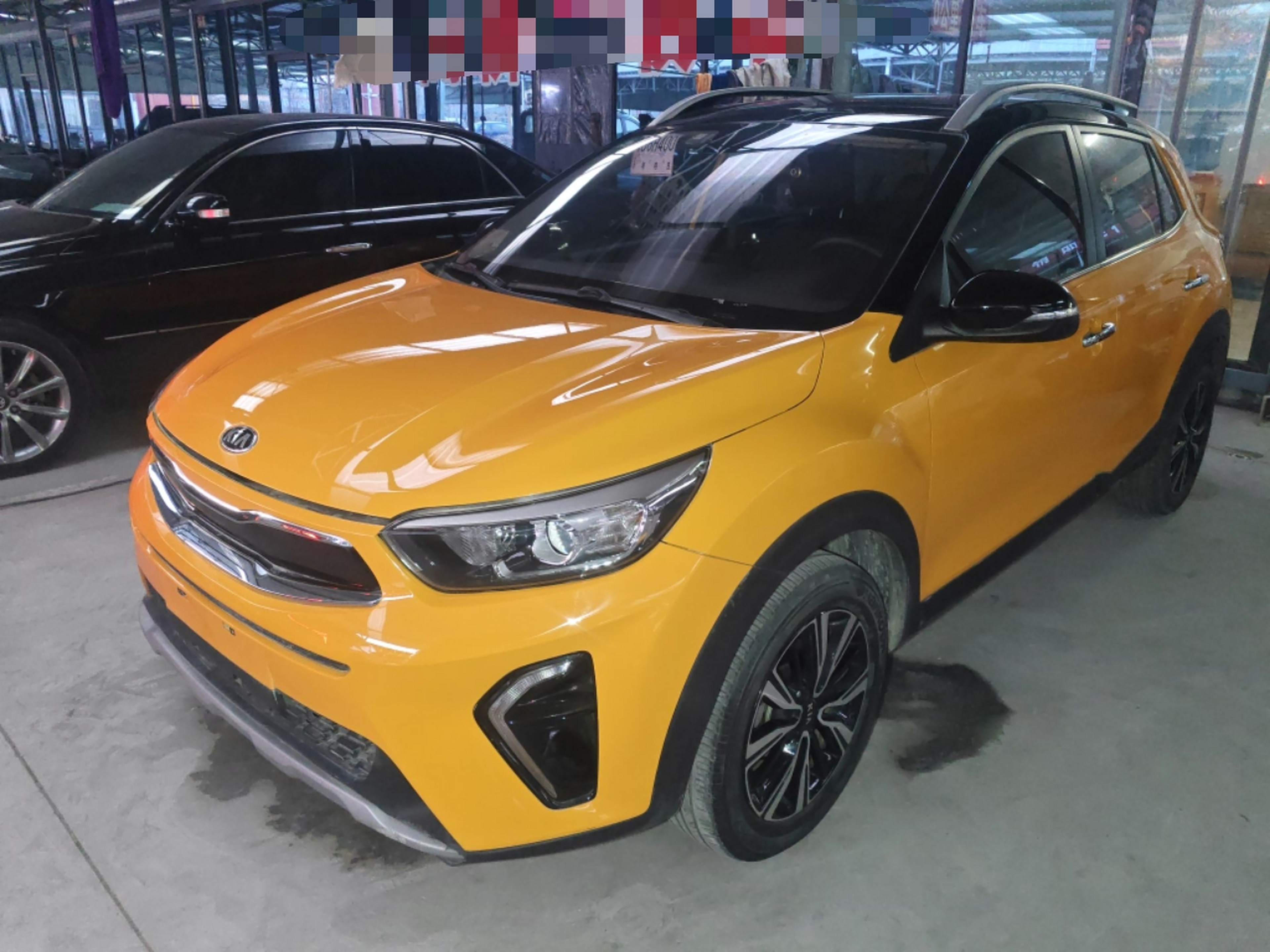 تحت مقدمة السيارة