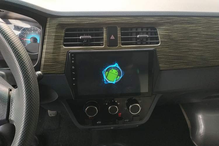 Used Jinbei Hiace X30 2023 1.5L Super-Comfortable Passenger Van 5/6/7-Seater Non-Air-Conditioned Version Model SWC15M