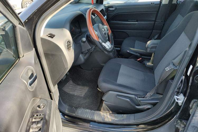 Used  Compass (Import) 2015 2.0L two-wheel drive sport version
