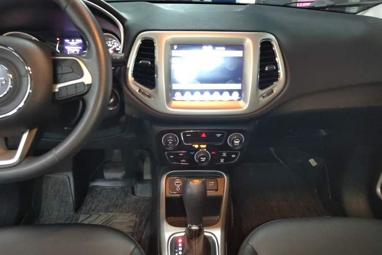 Used  Compass 2019 220T Automatic Enjoyment Version
