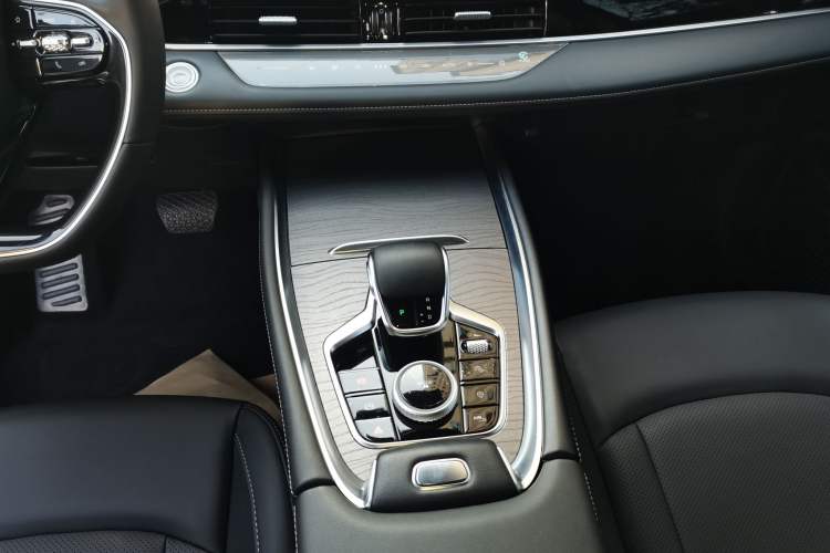 Used Chery Tiggo 8 PRO 2024 Champion Edition 290T Two-Wheel Drive Shining Version 5 Seats
