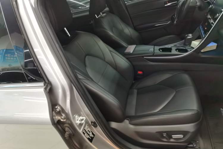 Used Toyota Avalon 2019 Dual-Engine 2.5L Luxury Edition China VI Standard
