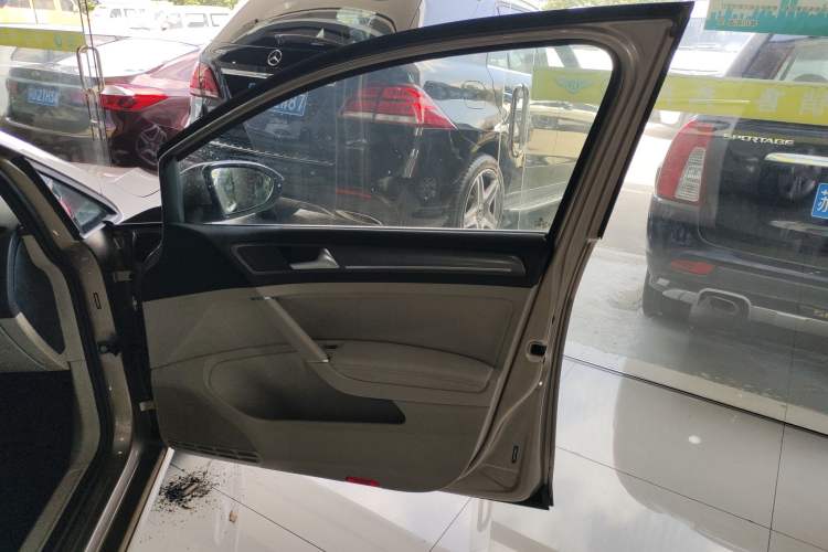 Used Volkswagen Golf 2015 1.4TSI Automatic Luxury Model
