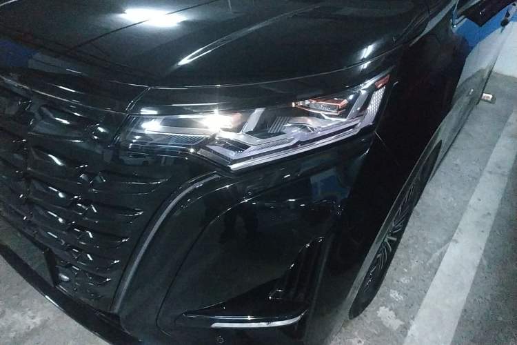 Used Denza D9 2022 DM-i 1040 Prestige Model