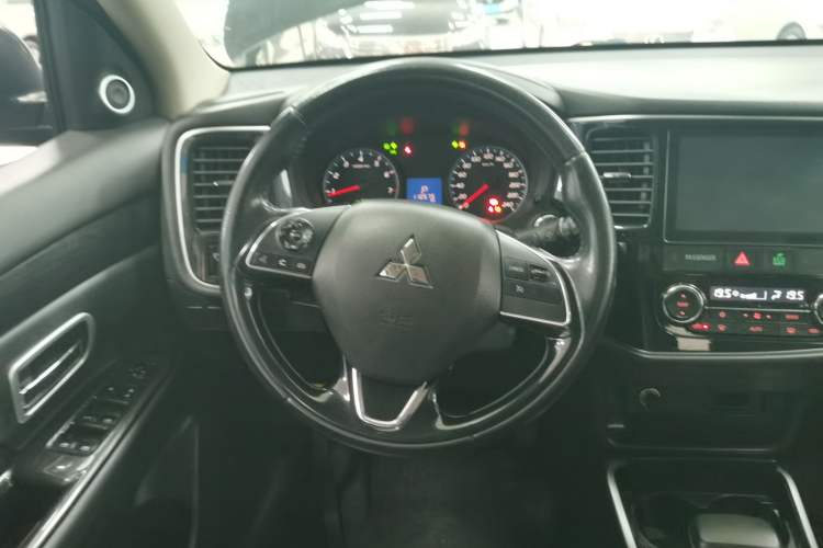 Used Mitsubishi Outlander 2018 2.0L Two-Wheel-Drive Jiale Edition 7-Seater
