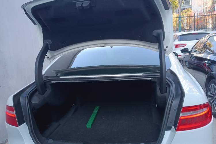 Used Jaguar XE 2015 2.0T 240 PS R-Sport