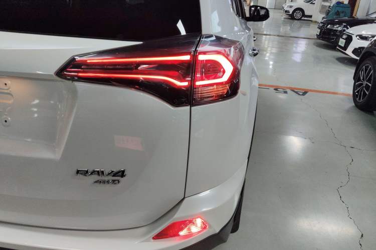 Used Toyota RAV4 2016 2.0L CVT 4x4 New Edition China V Standard
