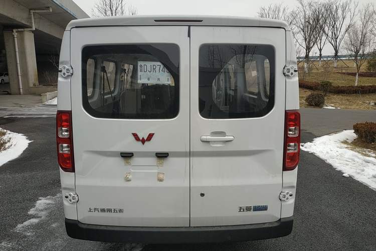 Used Wuling Yangguang 2024 300KM Comfort Version Passenger Van 75kW