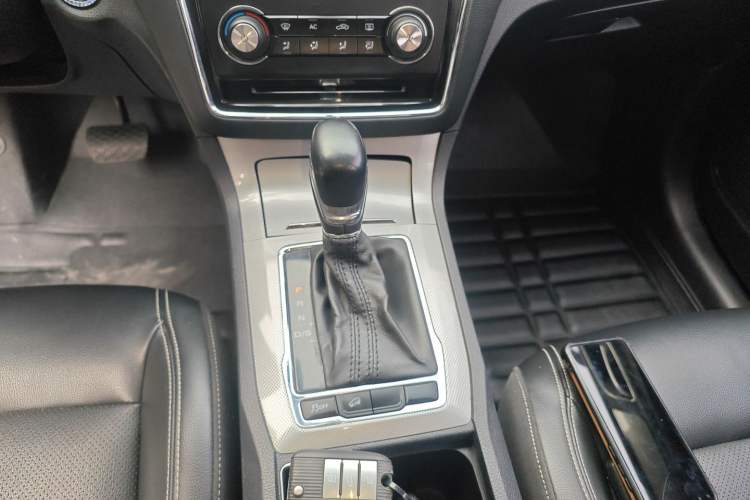 Used Roewe RX5 2016 20T Two-Wheel Drive Automatic Flagship Edition
