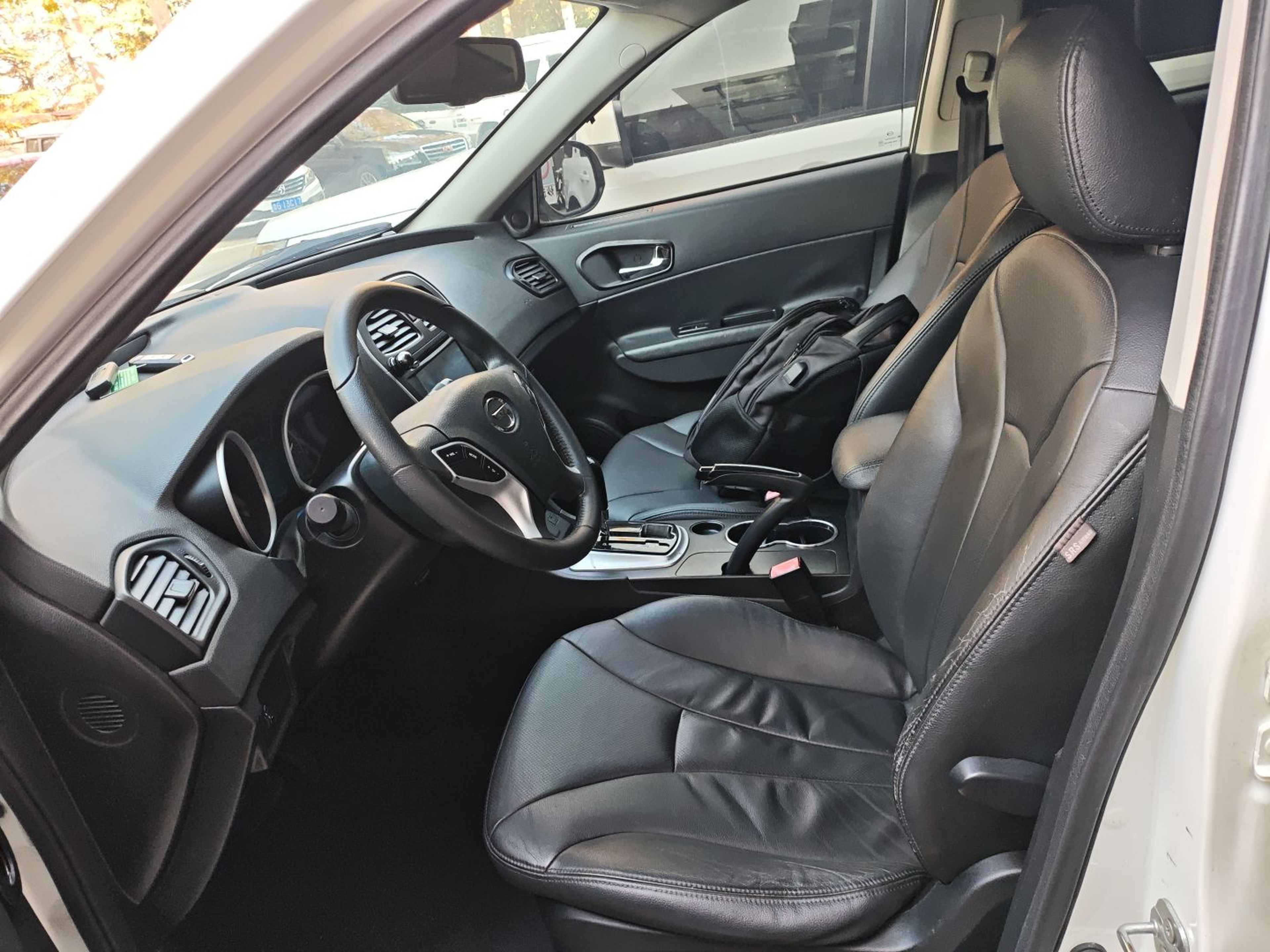 Переднее сиденье в автомобиле