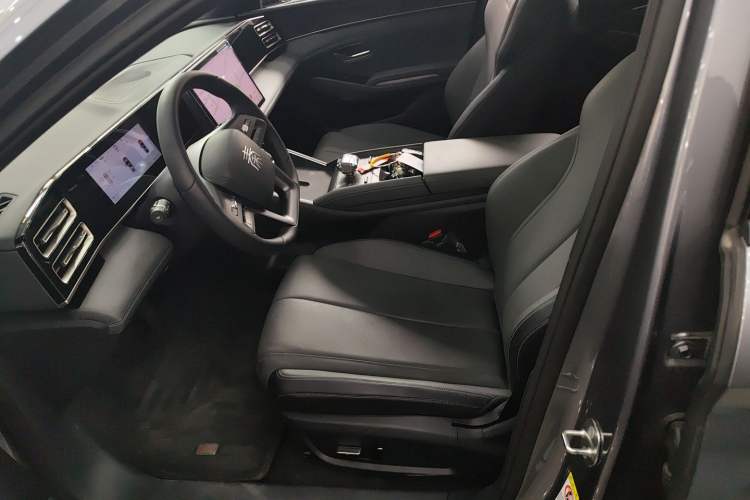 Used BYD Qin L 2025 DM-i Smart Drive 120KM Leading Model
