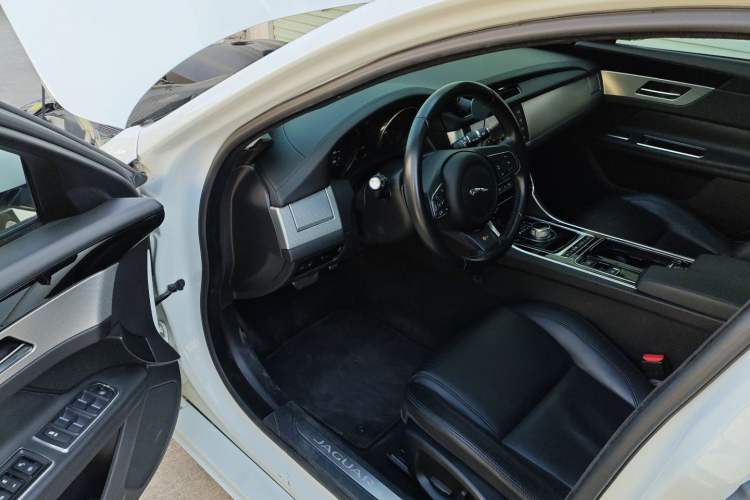 Used Jaguar XF 2016 XF 2.0T Two-Wheel-Drive Luxury Edition
