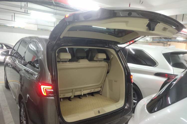 Used Buick GL8 2023 Facelifted Land Cruiser Executive Luxury Version
