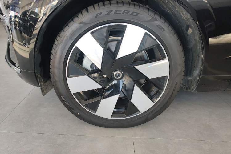 Used Volvo XC60 New Energy 2025 Plug-in Hybrid Long-Range All-Wheel Drive Smart Luxury Edition
