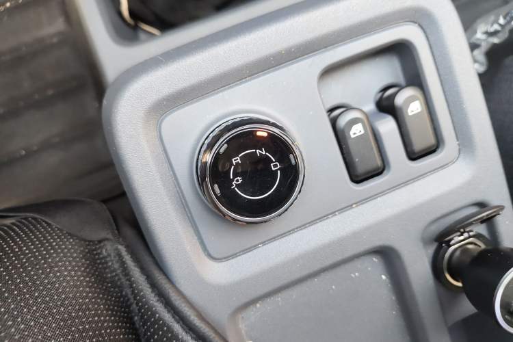 Used Wuling Yangguang 2024 300KM Comfort Version Passenger Van 75kW