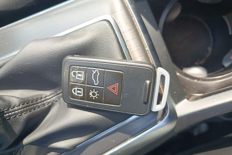 Used Volvo V40 2015 1.6T Zhiyi Edition
