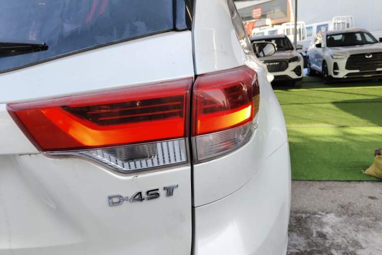 Used Toyota Highlander 2018 2.0T Two-Wheel-Drive Luxury Edition 7 Seats Emission Standard China V
