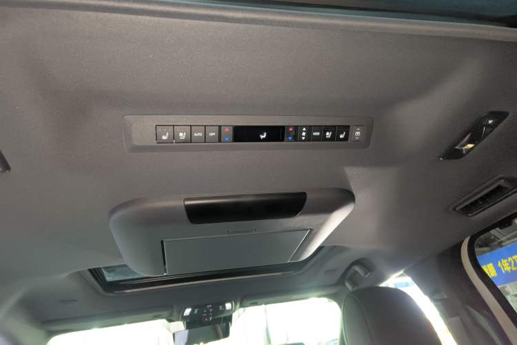 Used Toyota Sienna 2024 2.5L Hybrid Platinum Edition