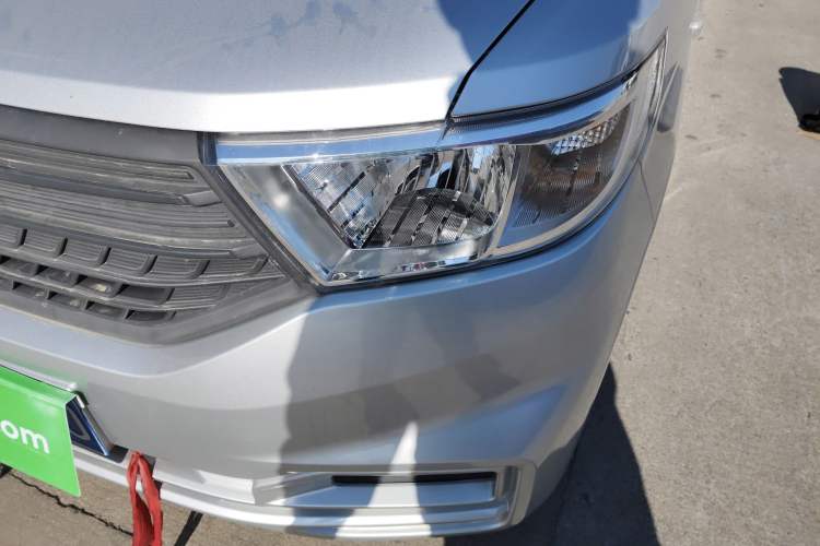 Used Wuling Hongguang V 2022 1.5L Jingqu Edition Enclosed-Window Vehicle with Electric Power Steering LAR