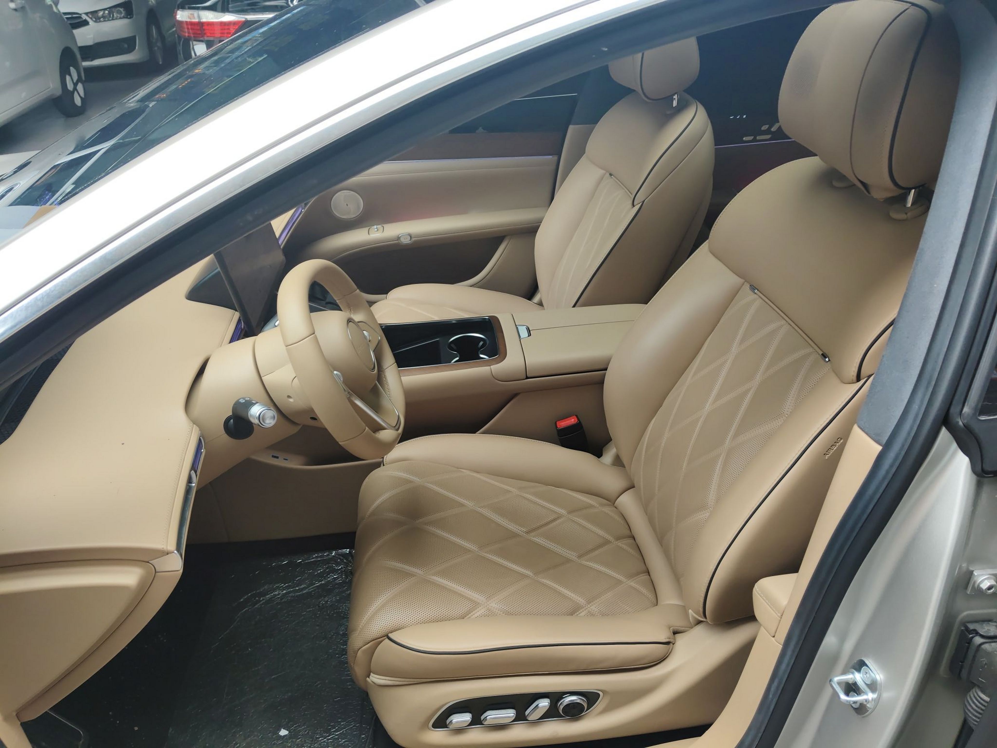 المقاعد الأمامية داخل السيارة