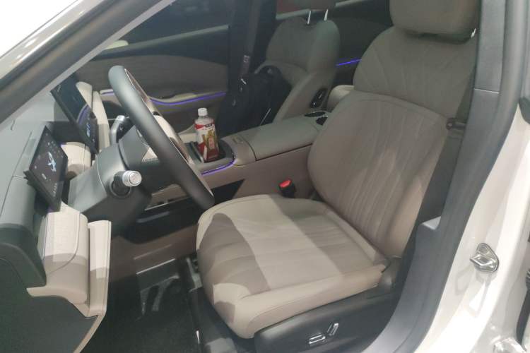 Used  Galaxy 8 2025 130km EM-i Deluxe Edition
