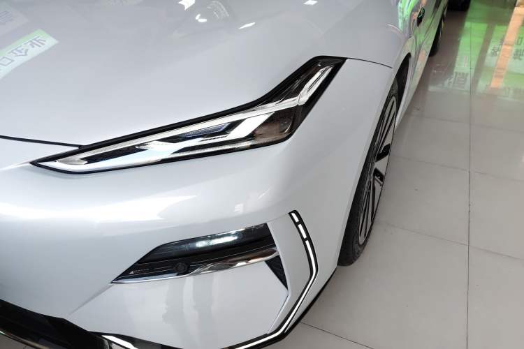 Used  E8 2024 550 km Range Rear-Drive MAX
