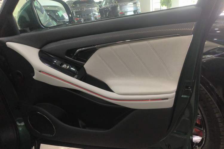 Used VOYAH FREE 2025 318 259 km All-Wheel-Drive Exploration Edition
