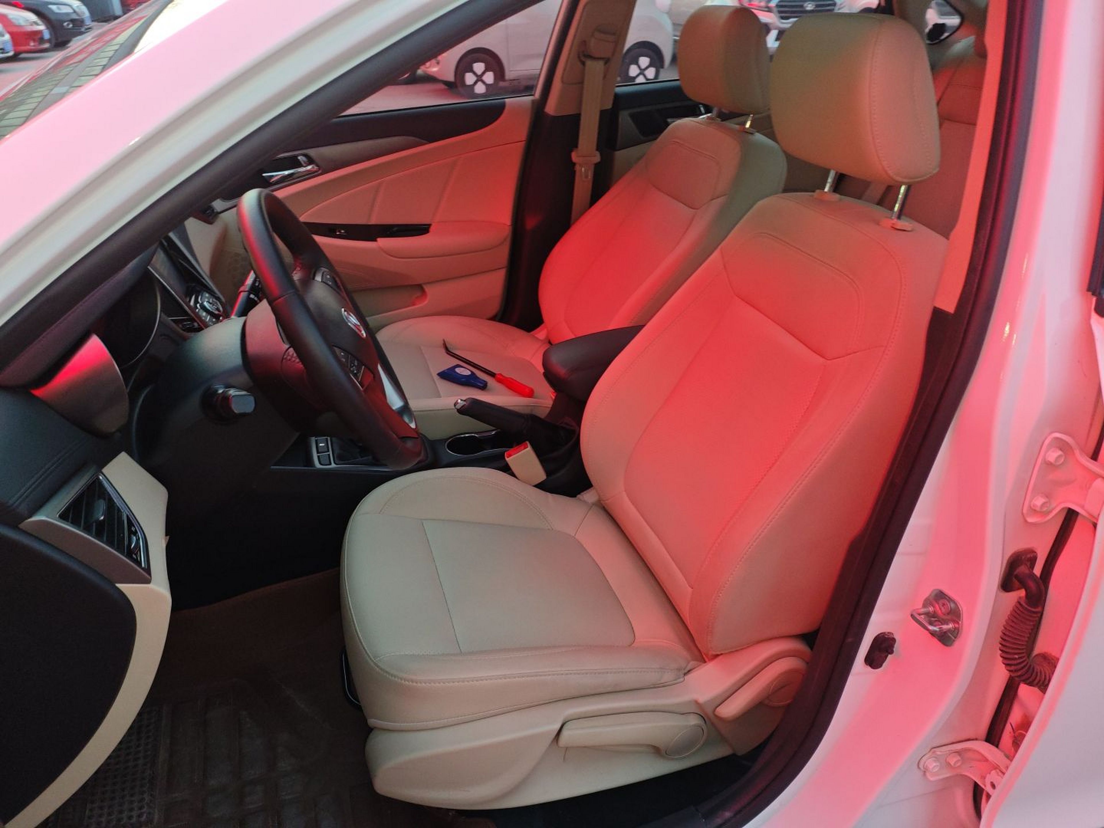 Переднее сиденье в автомобиле