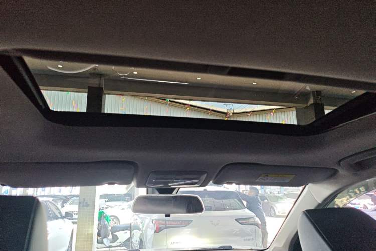 Used Wuling Asta 2022 2.0L DHT Electric-Speed Version
