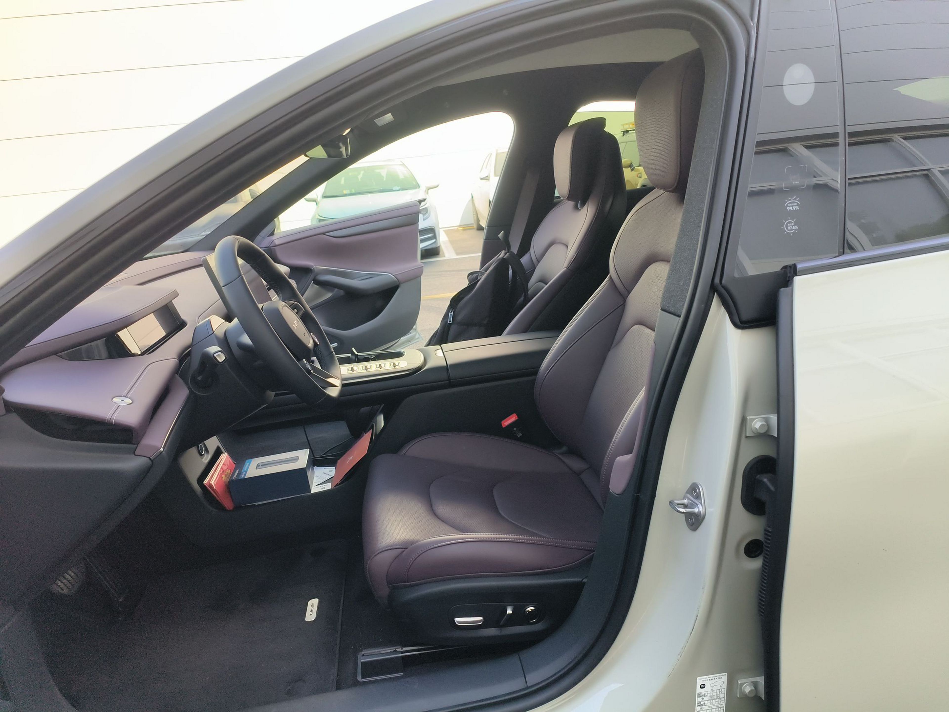 المقاعد الأمامية داخل السيارة