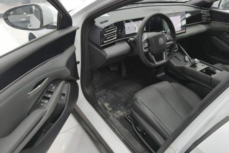 Used BYD Qin L 2025 DM-i Smart Drive 120KM Leading Model
