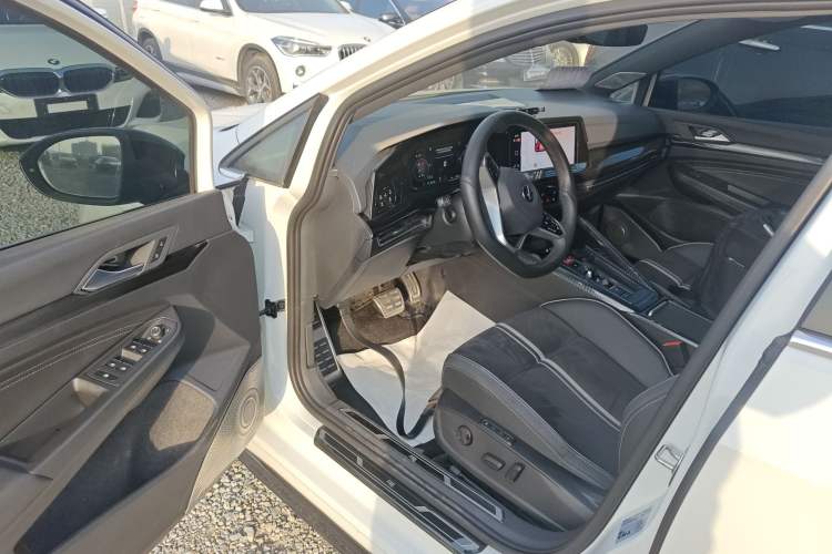 Used Volkswagen Golf 2023 Facelift 280TSI DSG R-Line
