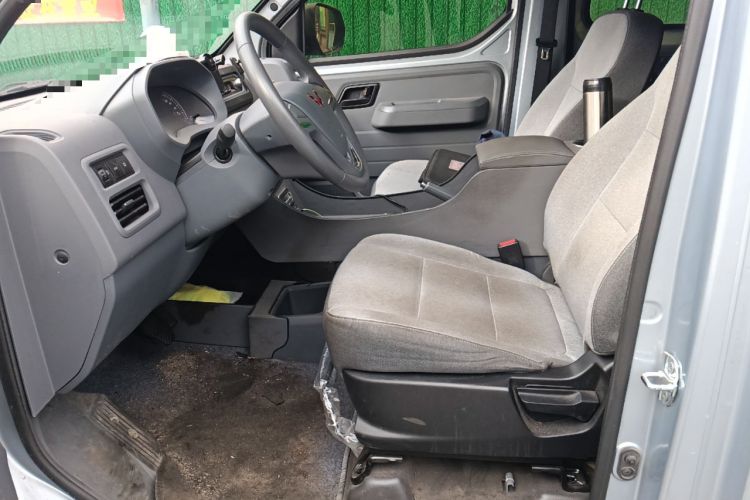 Used Wuling Yangguang 2024 300KM Comfort Version Passenger Van 75kW
