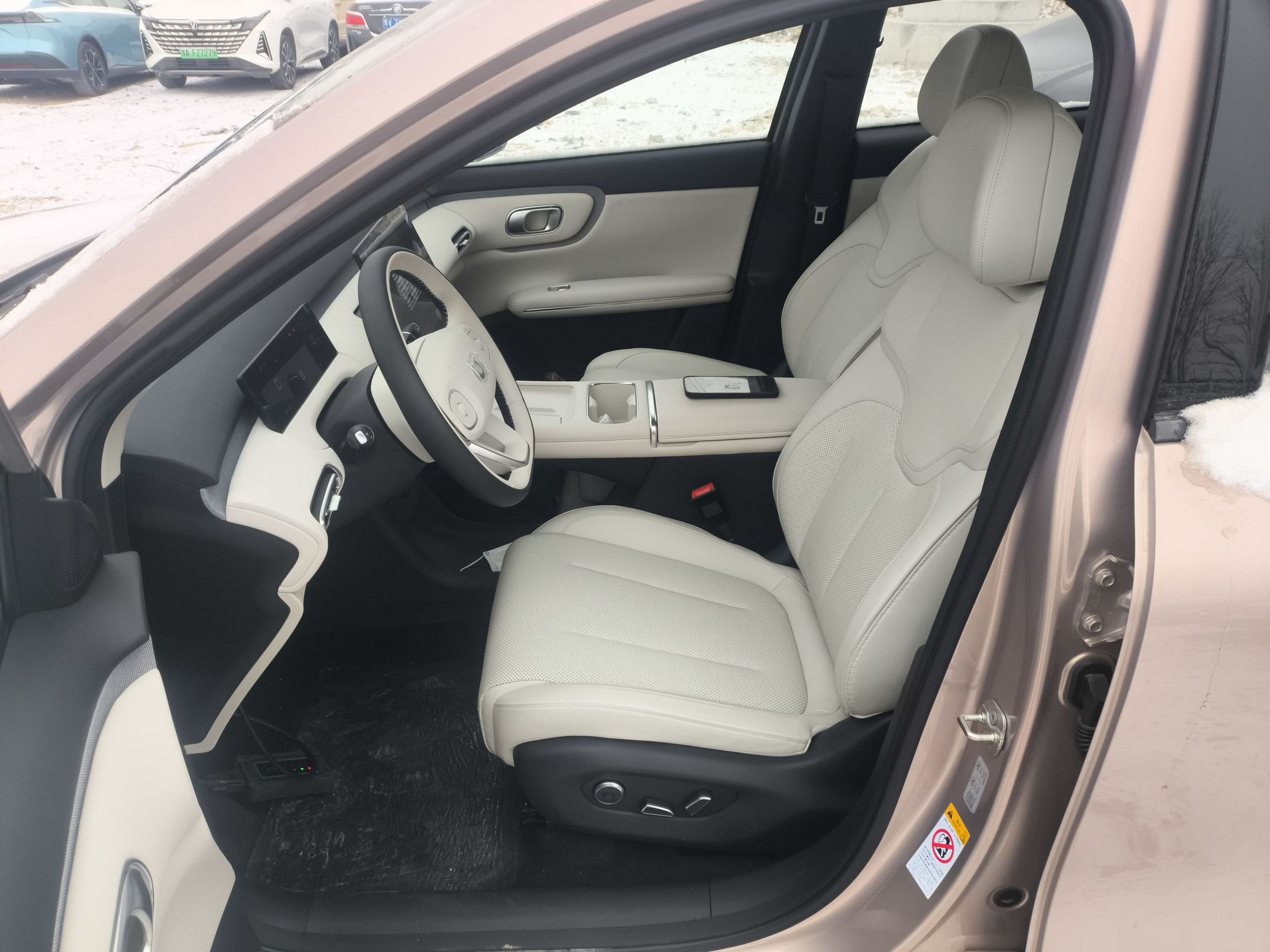 المقاعد الأمامية داخل السيارة