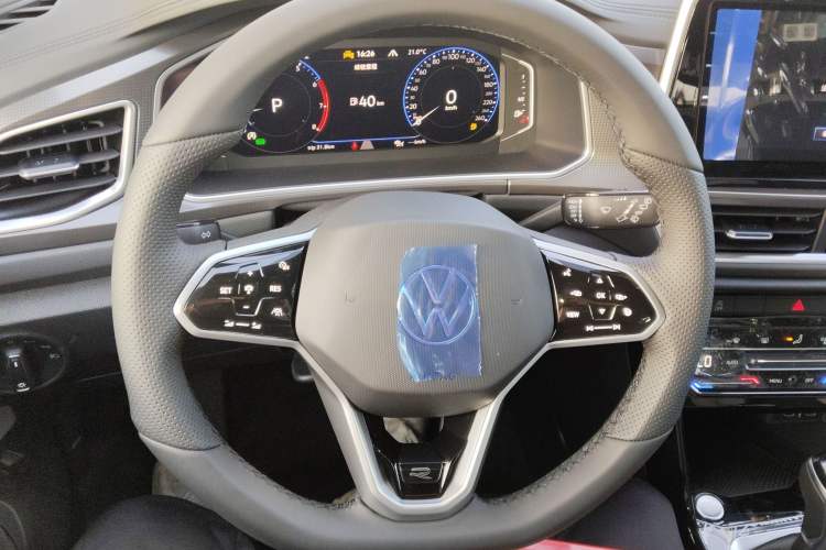 Used Volkswagen T-ROC 2025 Facelifted 300TSI DSG Two-Wheel-Drive Starlight Edition
