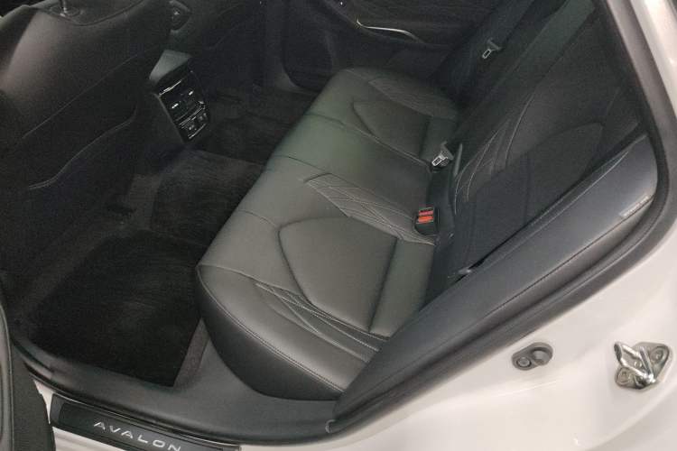 Used Toyota Avalon 2019 2.5L Touring Premium Version China VI Standard
