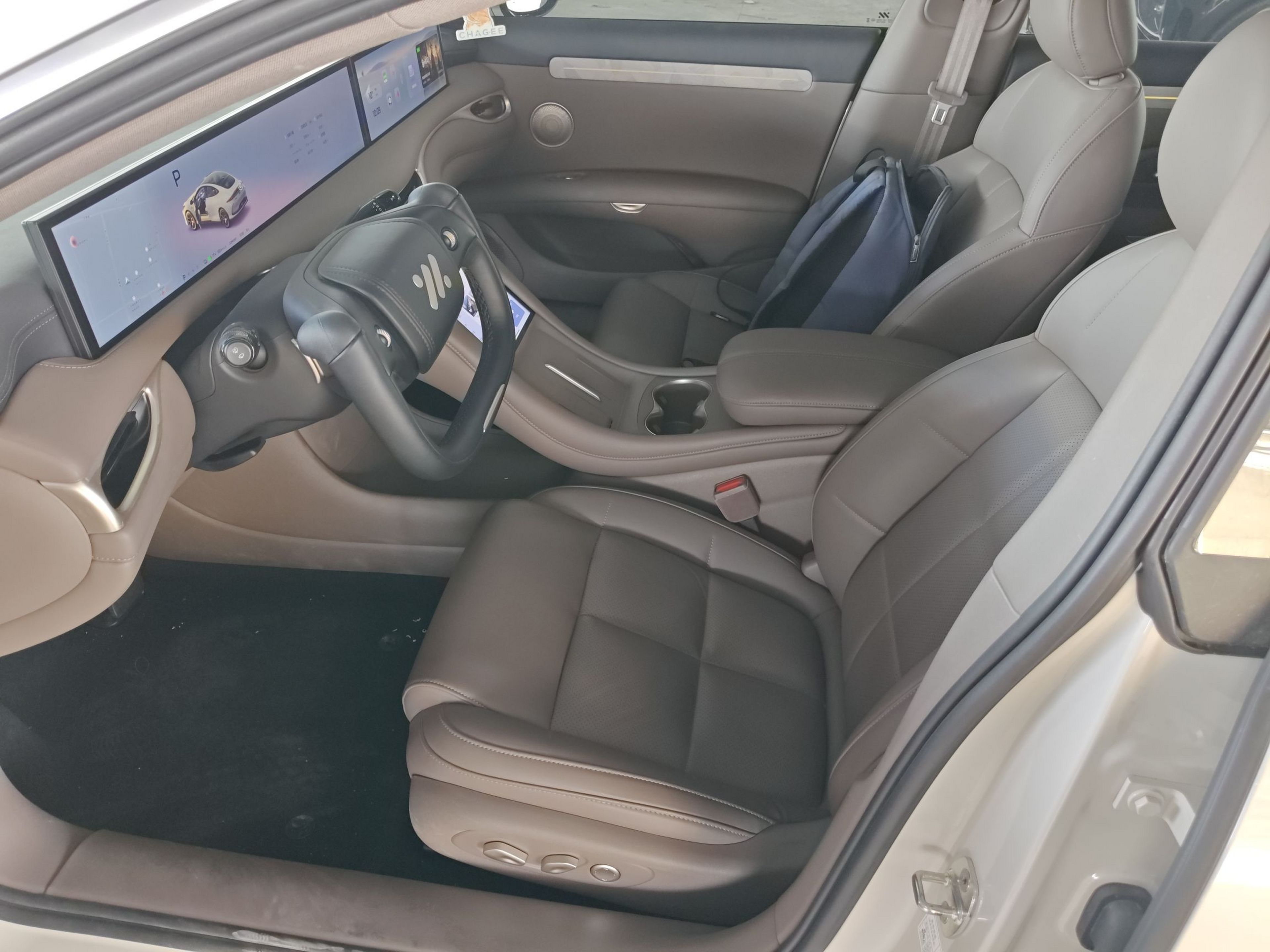 Переднее сиденье в автомобиле