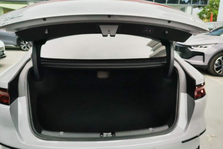 Used BYD Han 2025 EV with 701 km of Laser Radar-Enabled Intelligent Driving
