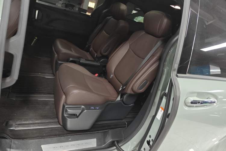 Used Toyota Granvia 2022 2.5L Hybrid Flagship Edition
