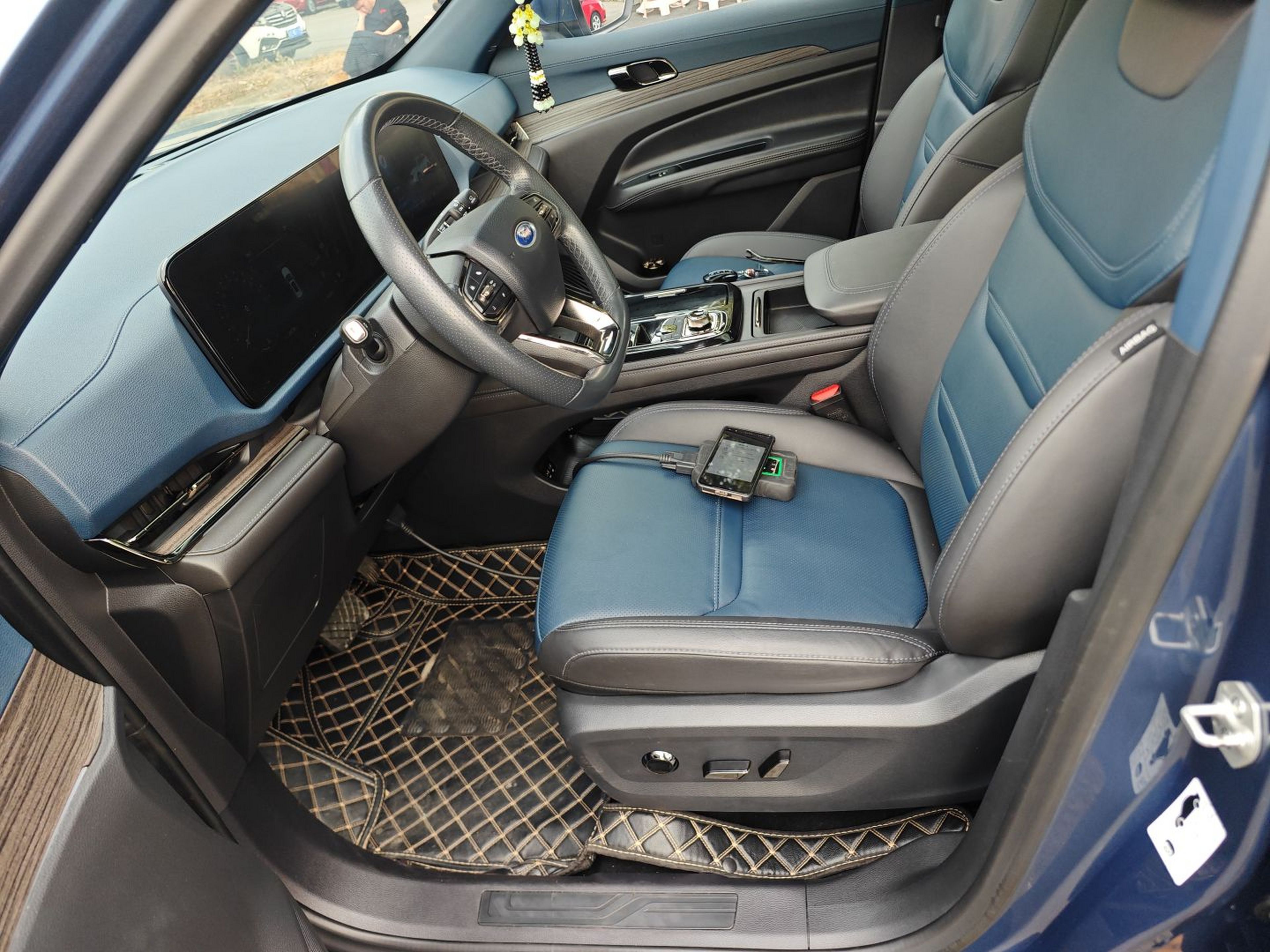 المقاعد الأمامية داخل السيارة