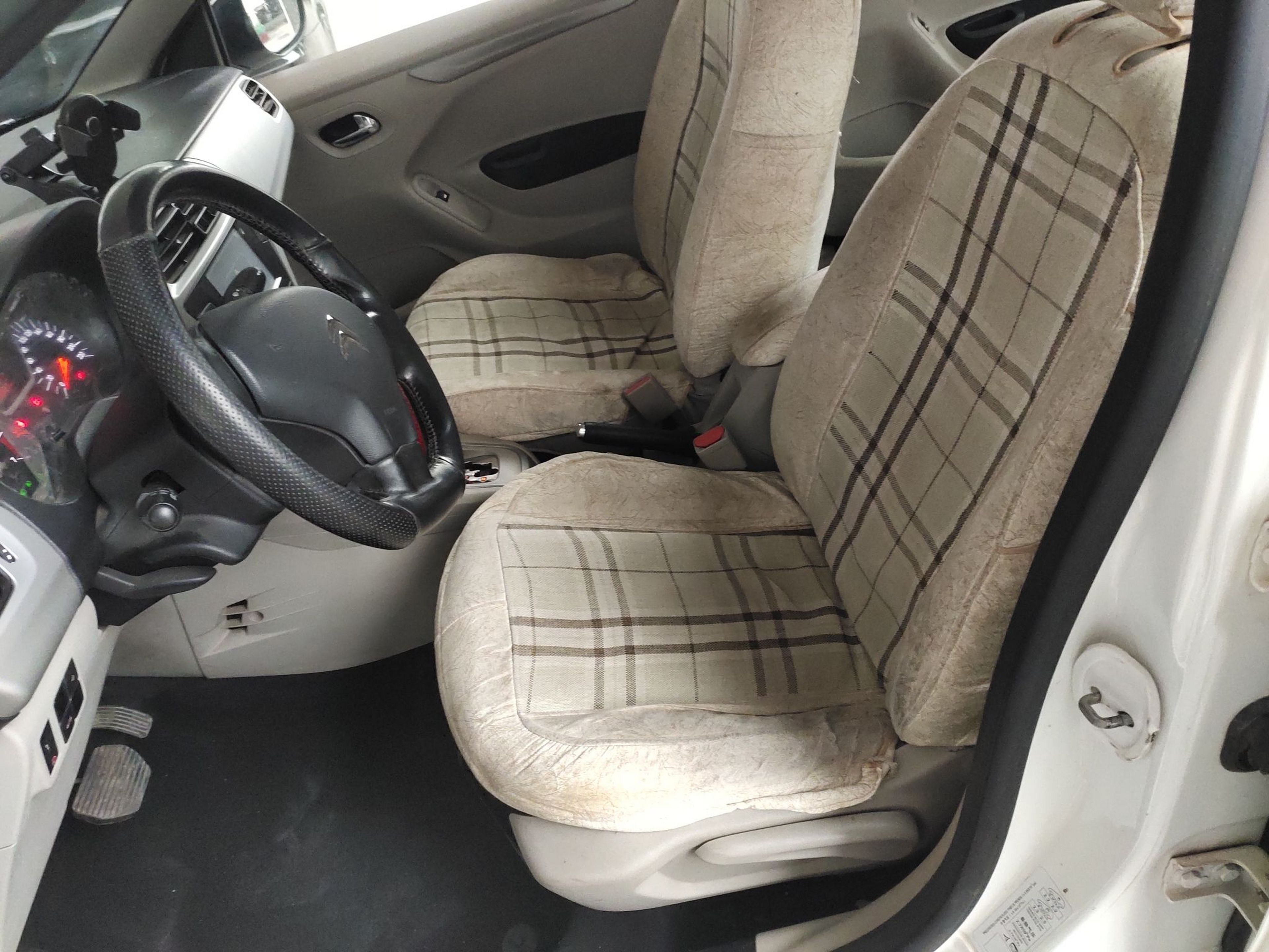 Переднее сиденье в автомобиле