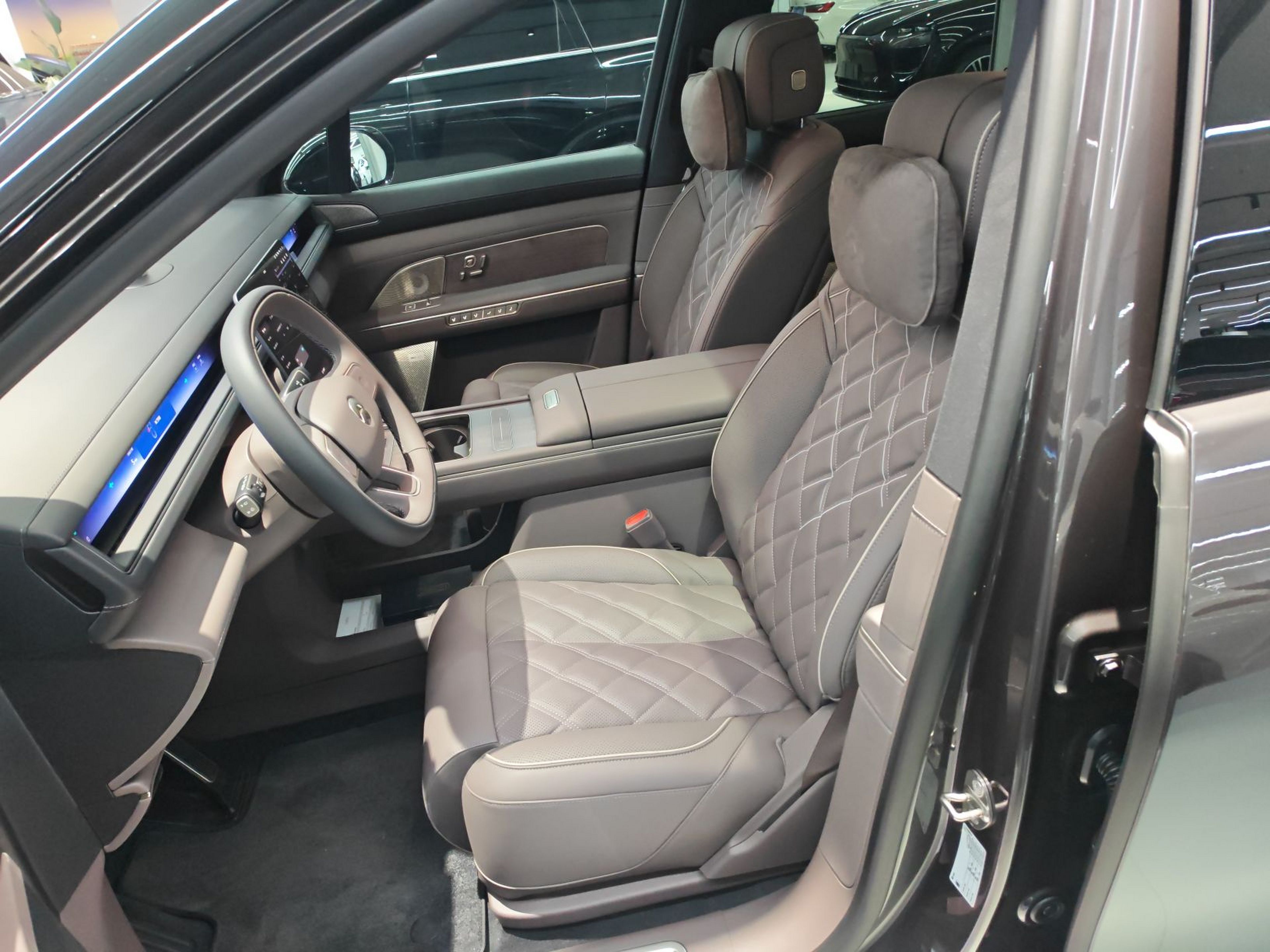 المقاعد الأمامية داخل السيارة