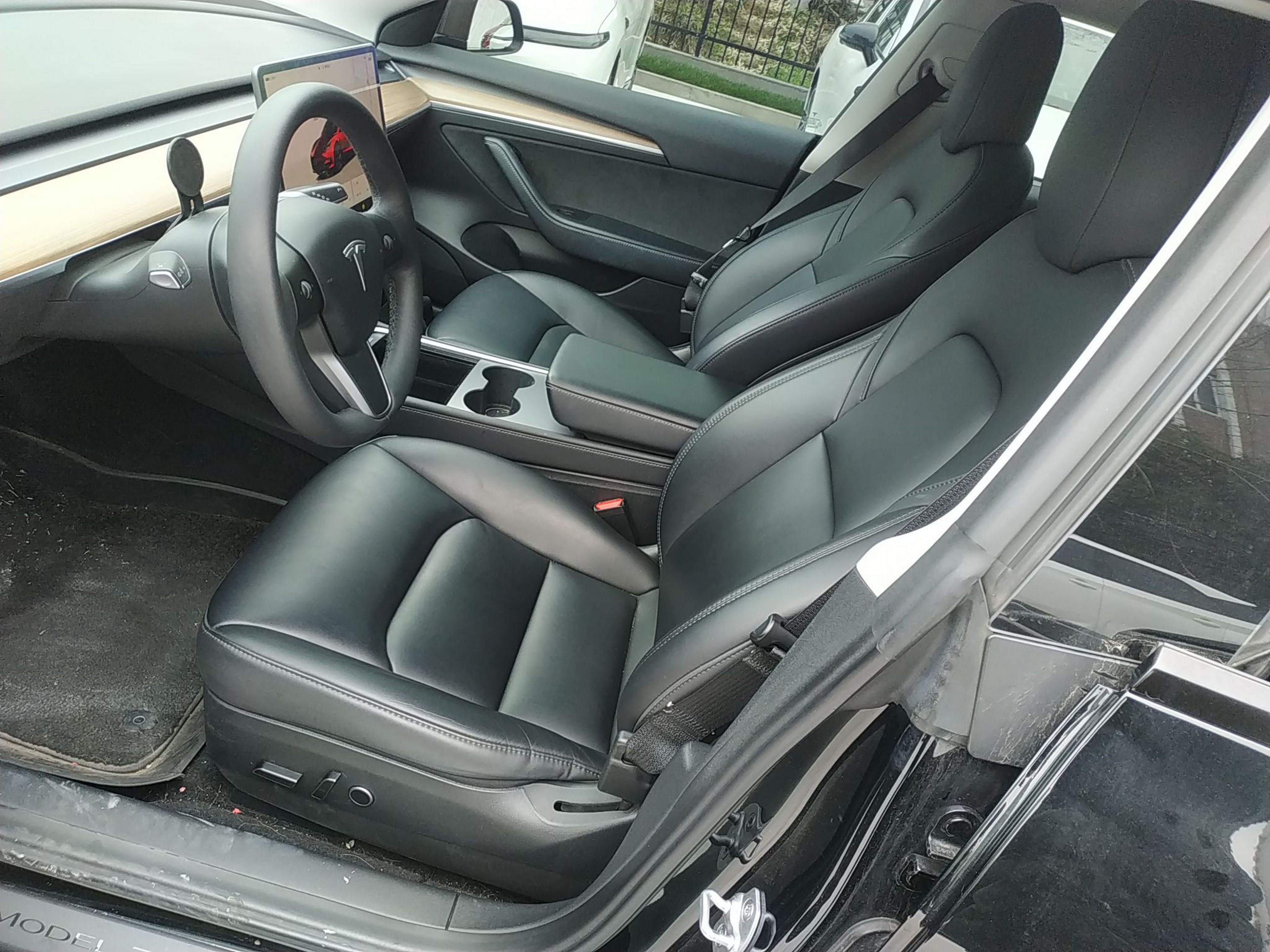 المقاعد الأمامية داخل السيارة