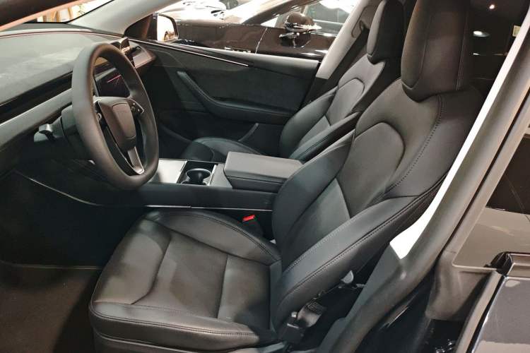 Used Tesla Model Y 2025 Long-Range All-Wheel-Drive Version
