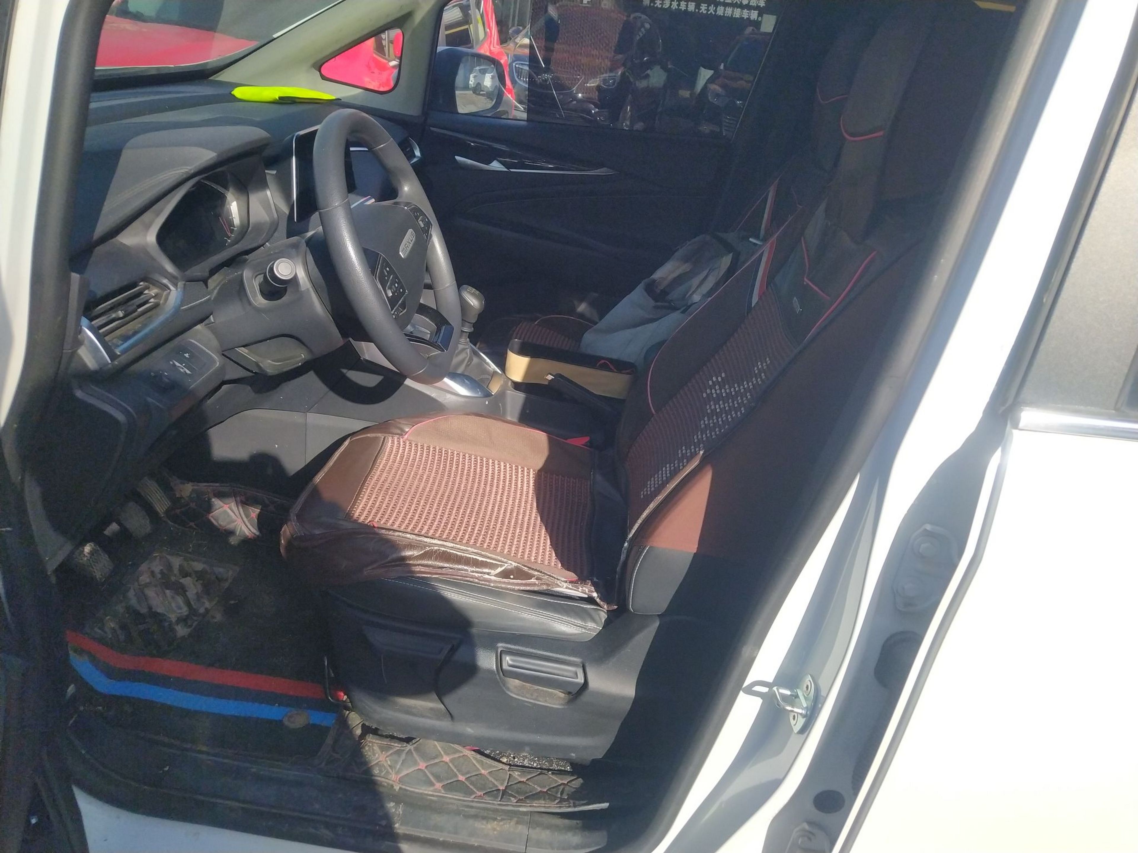 المقاعد الأمامية داخل السيارة