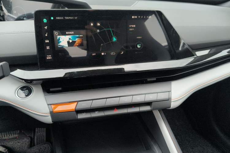 Used Changan UNI-V iDD 2024 Blue Whale Smart Electric iDD 136km ZhiKu Model
