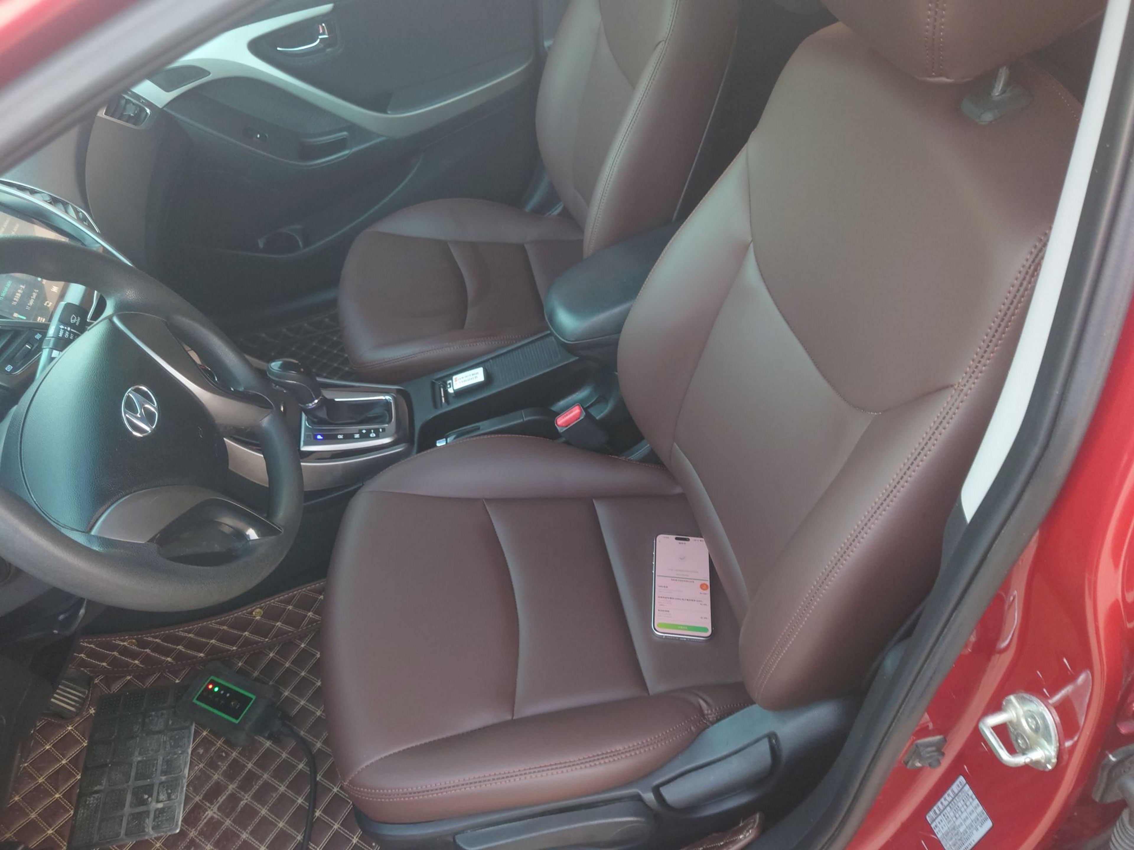 المقاعد الأمامية داخل السيارة