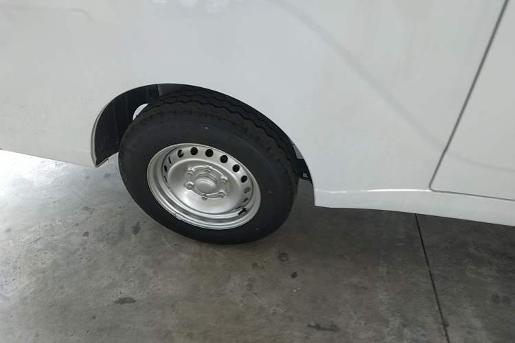 Used Wuling Yangguang 2024 300KM Comfort Version Passenger Van 75kW
