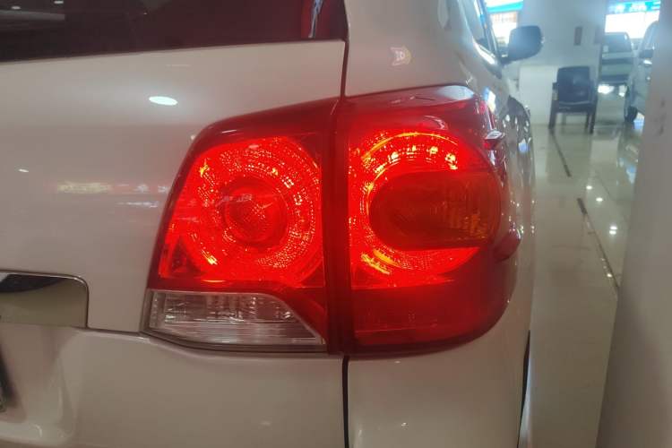 Used Toyota Land Cruiser 2015 4.0L VX-R 8-Seater Middle East Version
